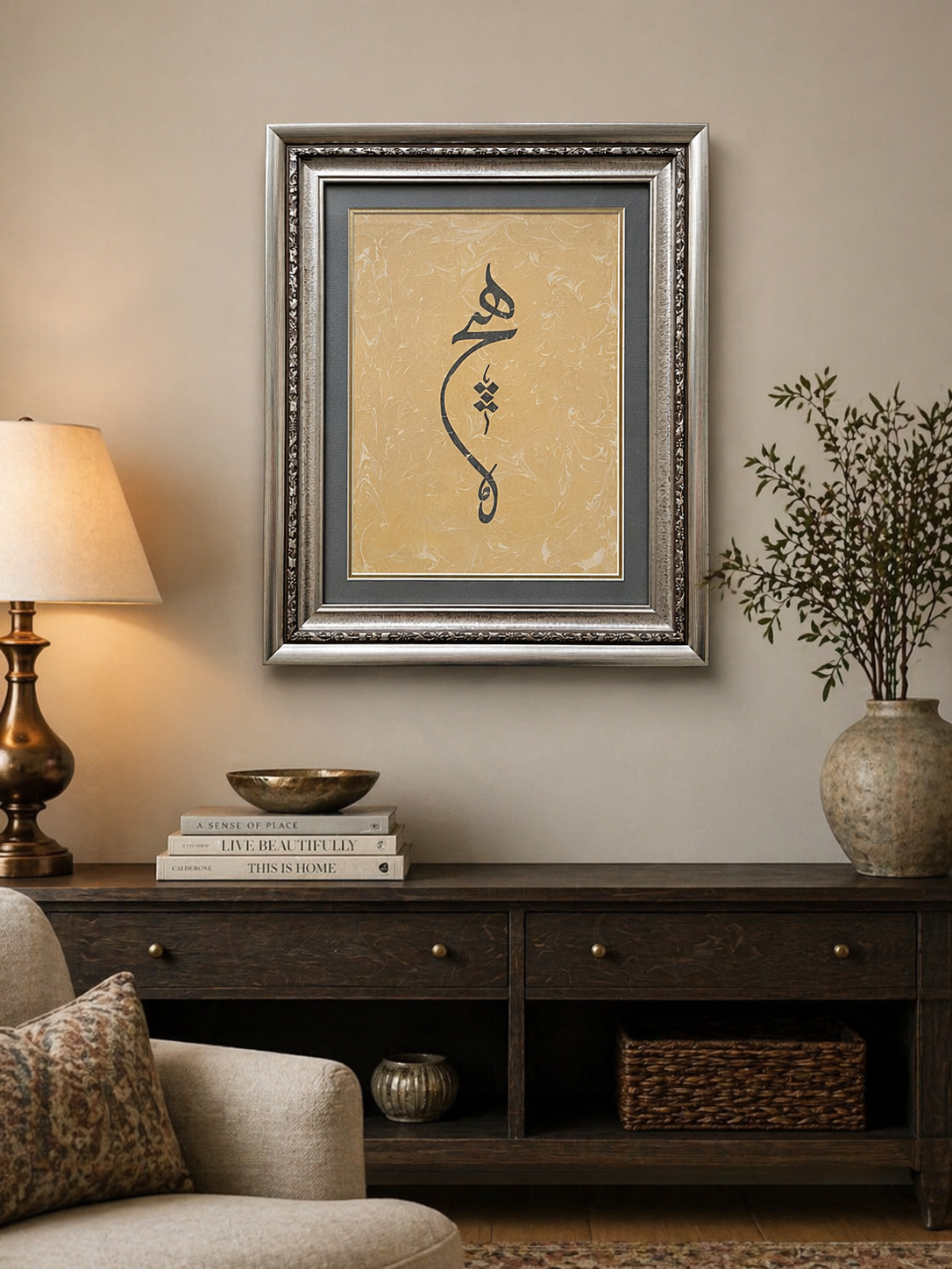 Kitaplık önünde ebru